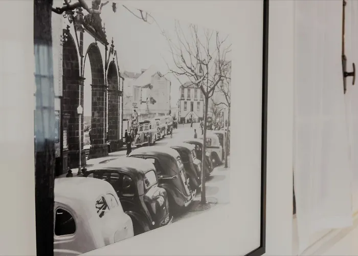 Comercial Boutique Πόντα Ντελγκάντα